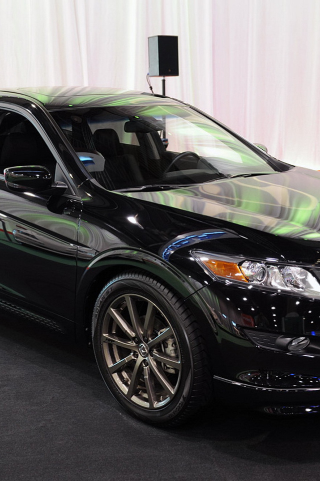 Автомобиль марки Honda модели Crosstour