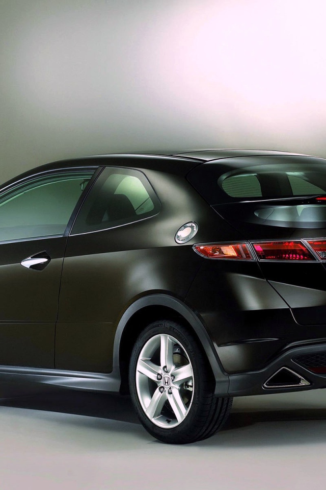 Автомобиль Honda Civic 5D на дороге