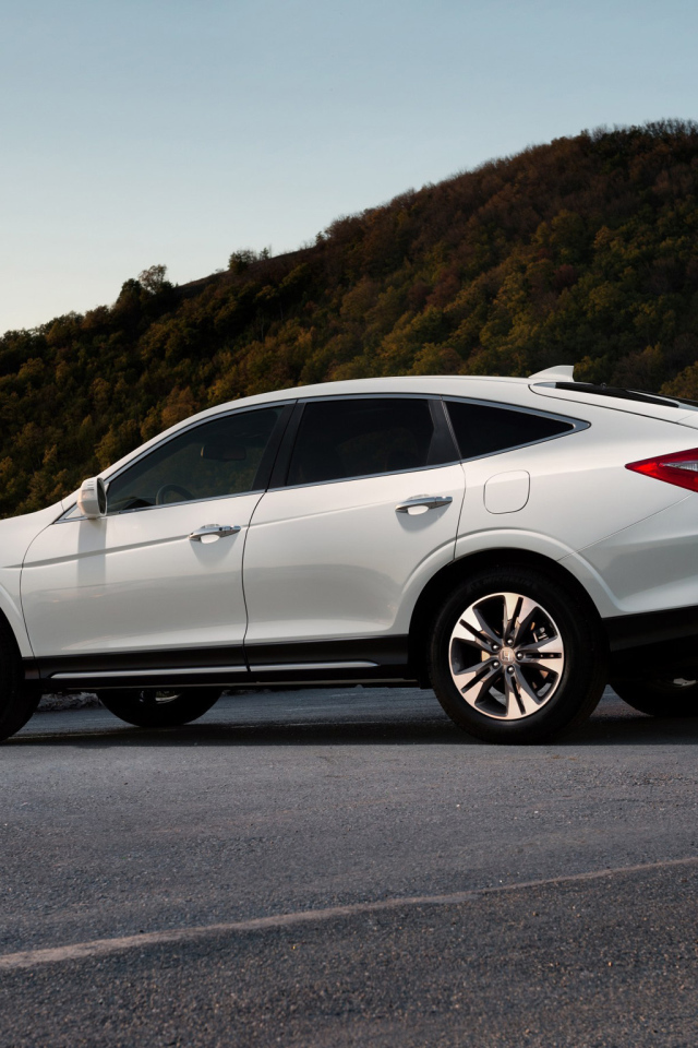 Автомобиль Honda Crosstour на дороге