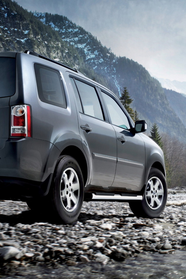 Автомобиль Honda Pilot на дороге