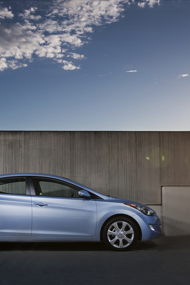 Автомобиль Hyundai Elantra на дороге