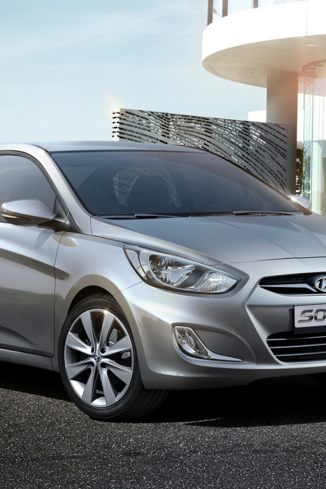 Автомобиль Hyundai Solaris на дороге