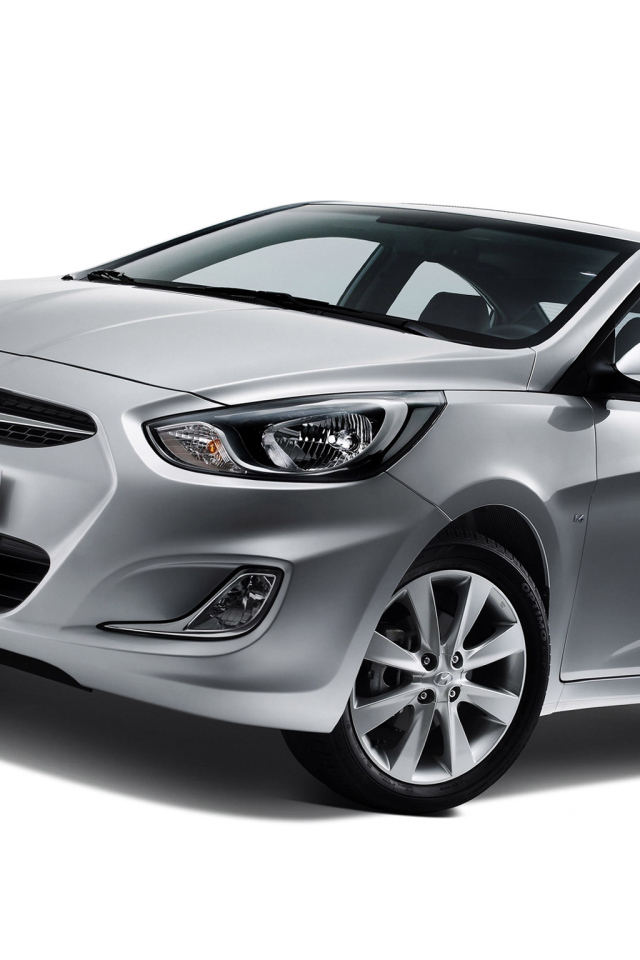 Автомобиль Hyundai Accent на дороге