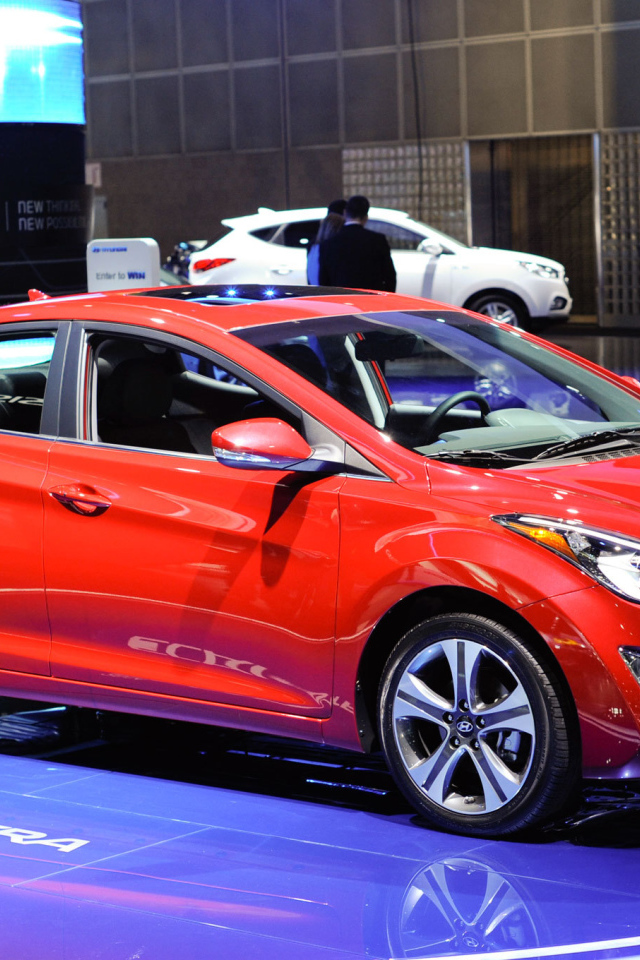 Автомобиль Hyundai Elantra 2014 на дороге