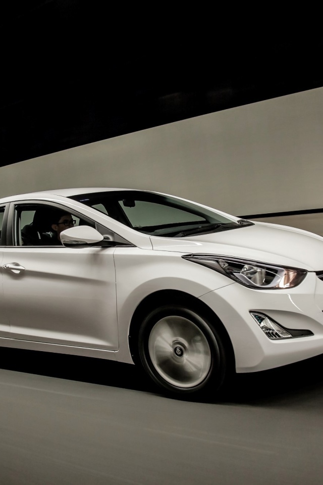 Test drive the car Hyundai Elantra 2014 