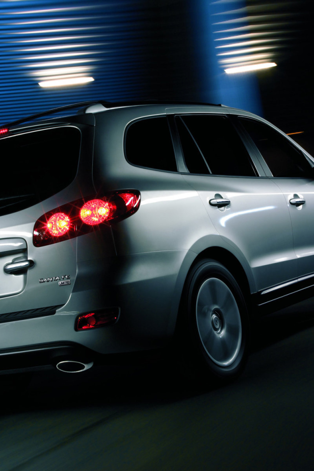 Автомобиль Hyundai Santa fe на дороге