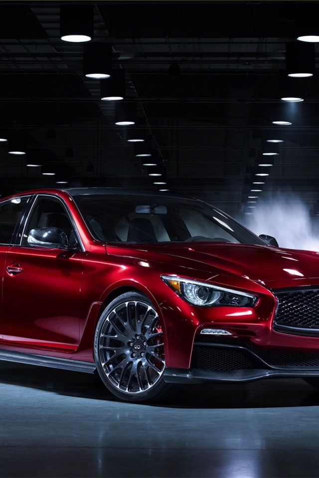 Красивый автомобиль Infiniti Q50 2014 года