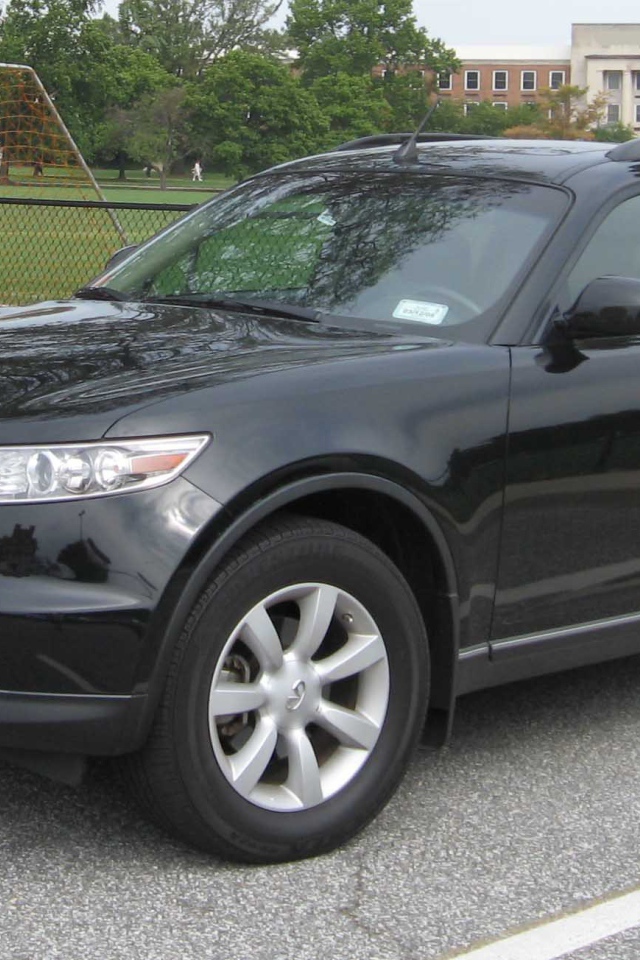 Infiniti FX35 на фоне города