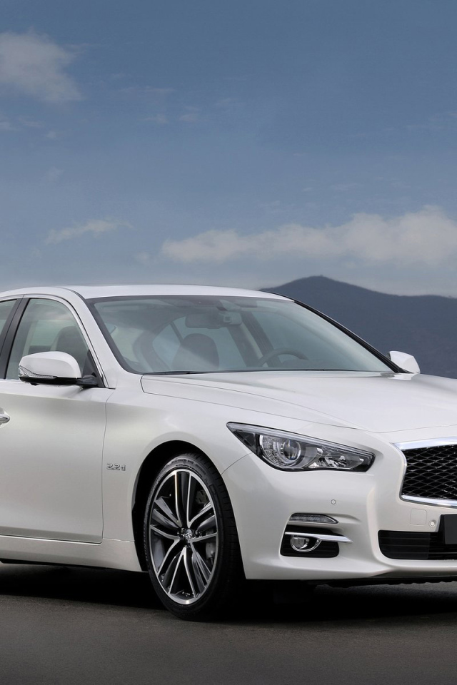 Автомобиль Infiniti Q50 2014 года на дороге