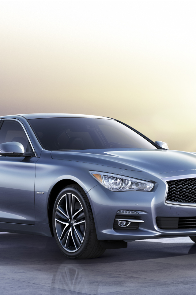 Красивый автомобиль Infiniti Q50 2014 года в Москве