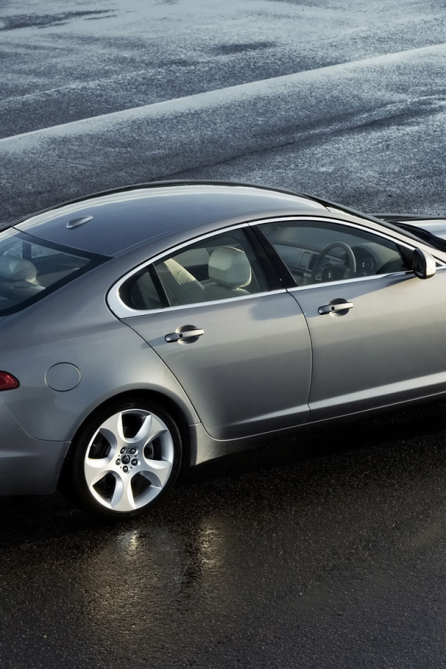 Серебристый Jaguar XF