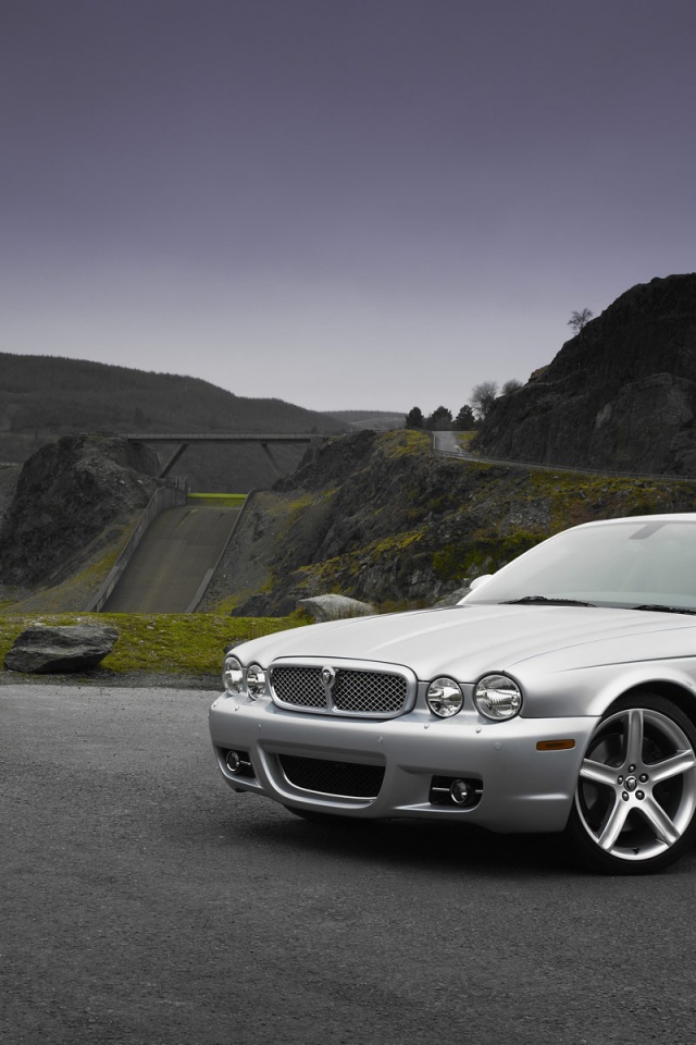 Белый автомобиль Ягуар