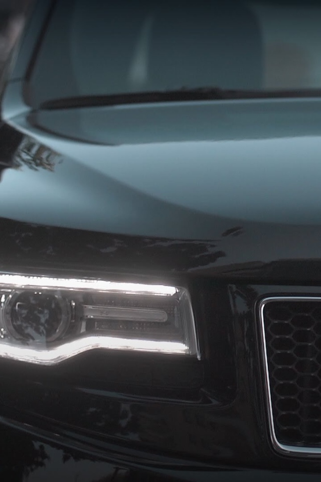 Красивый автомобиль Джип Гранд Чероки 2014