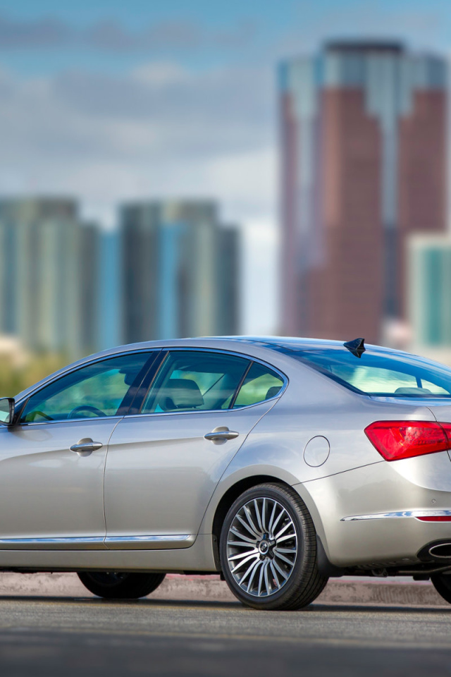 Красивый автомобиль Kia Cadenza 2014 годав Москве