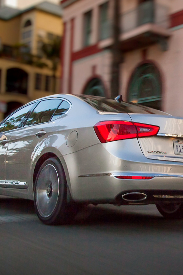 Автомобиль Kia Cadenza 2014 года на дороге