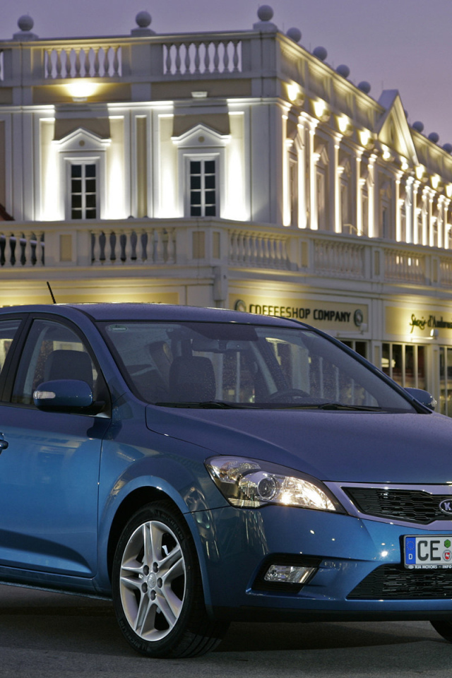 Автомобиль Kia Ceed на дороге