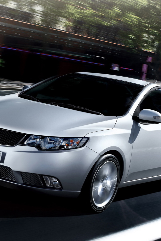  Автомобиль Kia Cerato на дороге