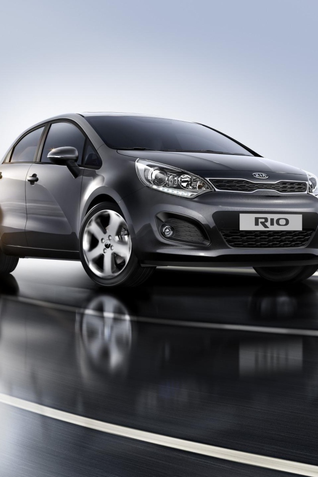 Автомобиль Kia  Rio на дороге