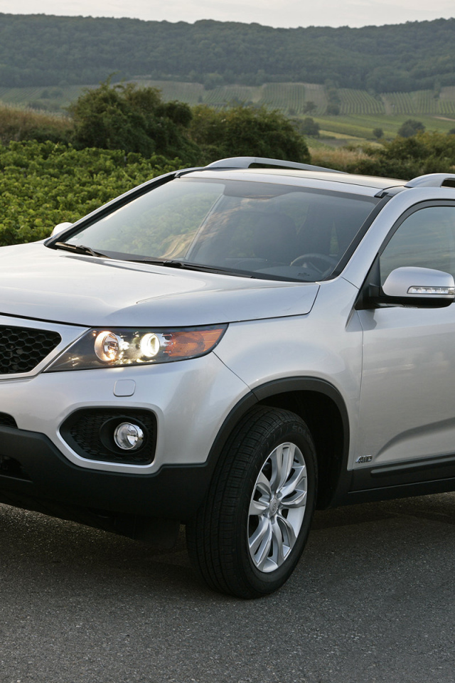  Автомобиль Kia Sorento на дороге