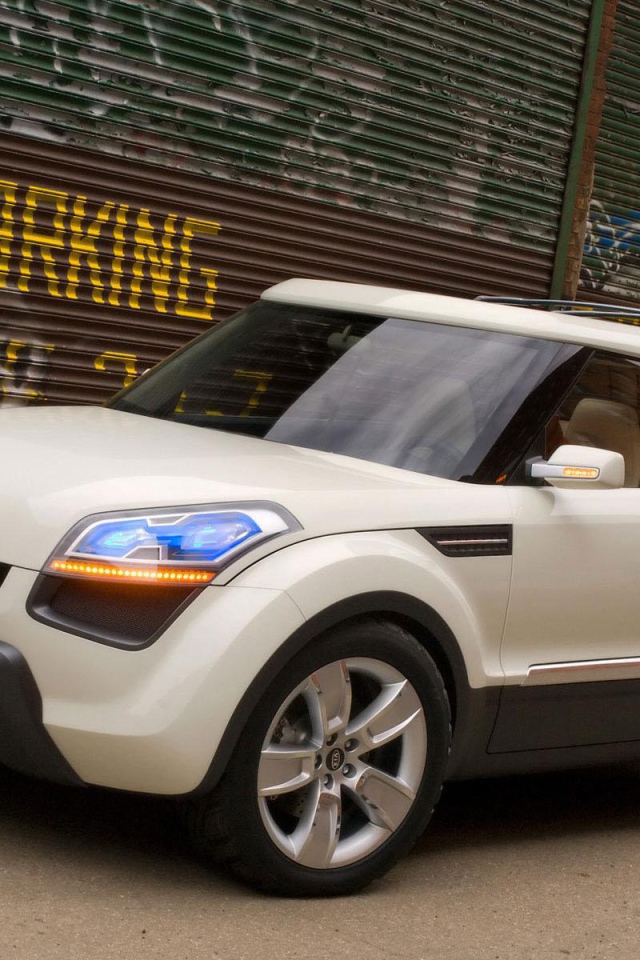 Автомобиль Kia Soul на дороге