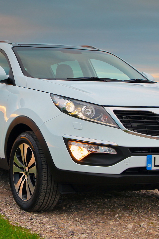  Автомобиль Kia Sportage на дороге