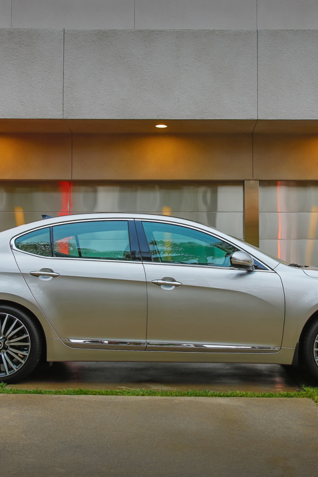 Надежная машина Kia Cadenza 2014 года