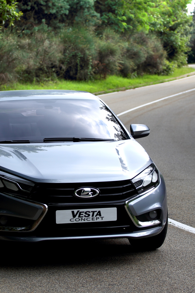 Черная Лада Веста на дороге