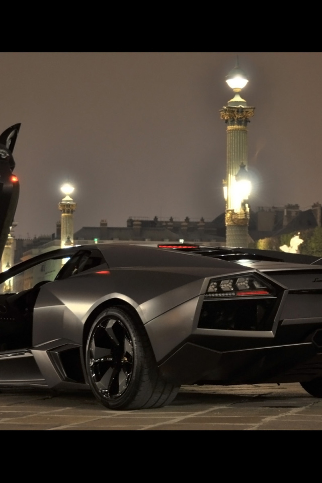Автомобиль марки Lamborghini модели Reventon