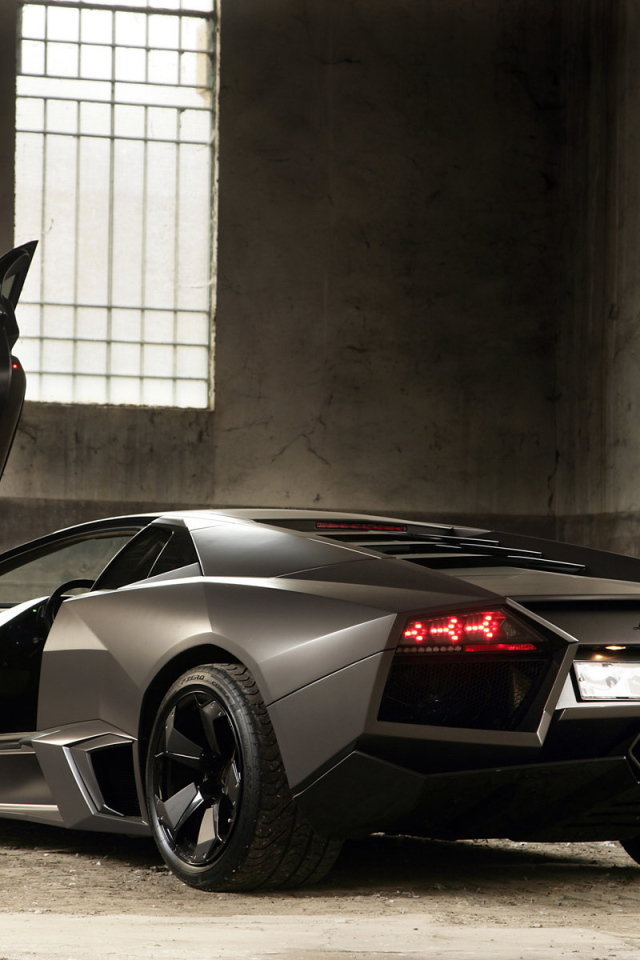Автомобиль Lamborghini Reventon на дороге
