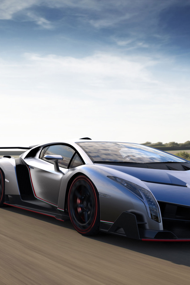 Автомобиль Lamborghini Veneno на дороге