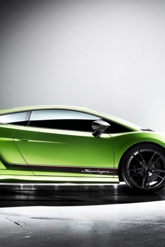 Зеленый Ламборджини около лампы