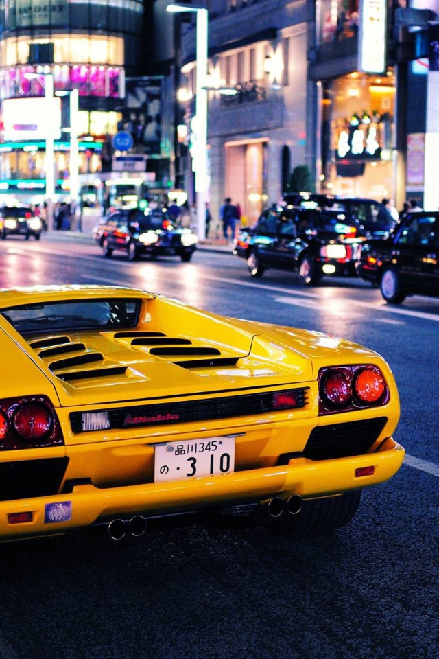 Ламборджини на улице города