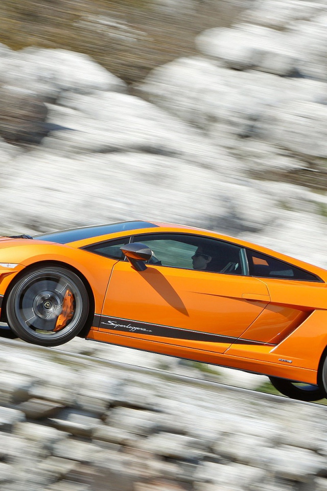 Оранжевый Ламборджини на скорости