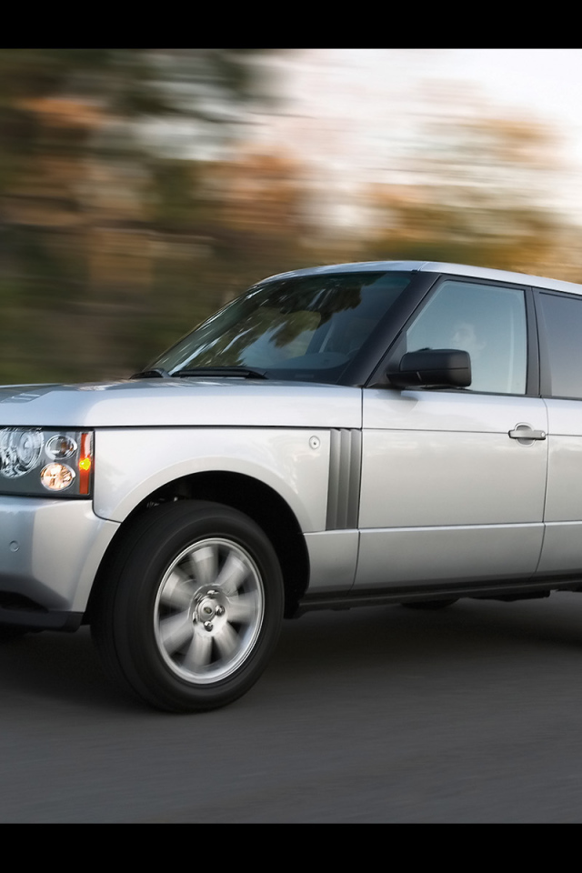 Автомобиль Land Rover A8 на дороге