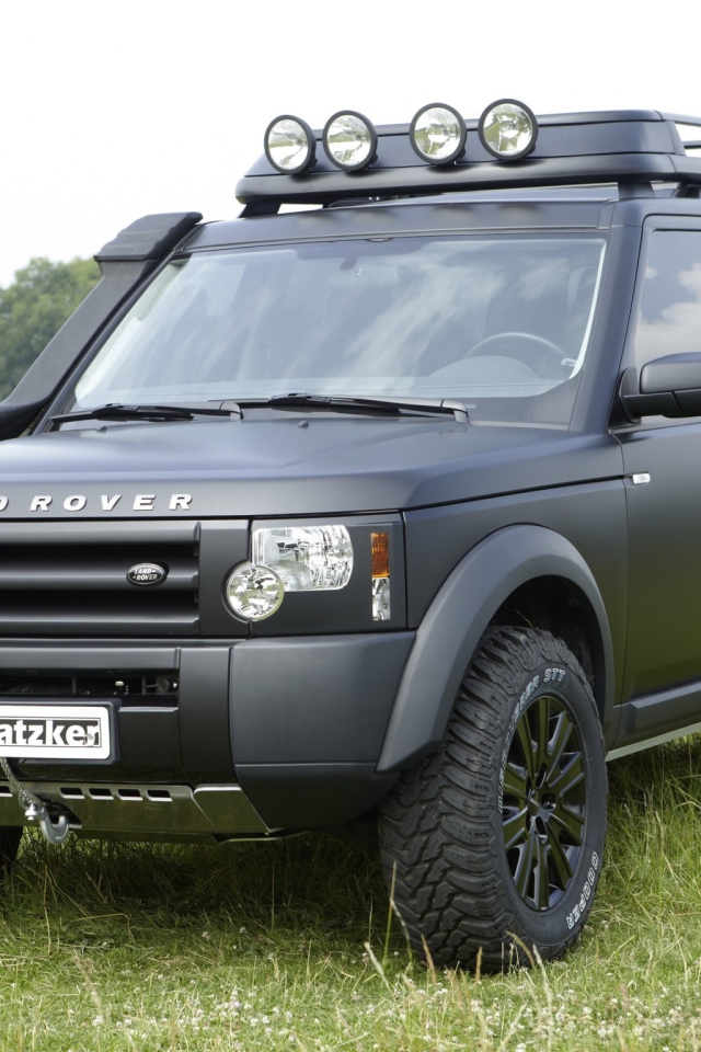  Автомобиль Land Rover Defender на дороге