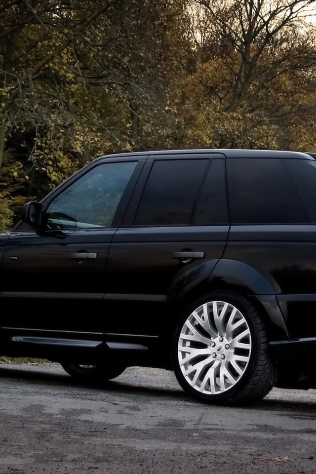 Черный Лэнд Ровер на природе