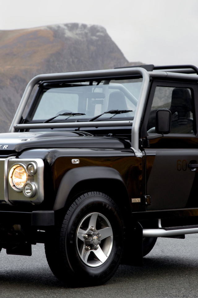 Автомобиль марки Land Rover модели Defender