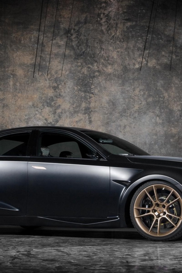 Лексус у бетонной стены