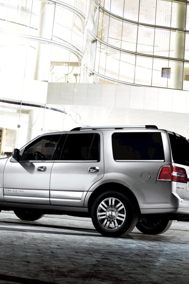 Красивый автомобиль Lincoln Navigator 2014 в Москве