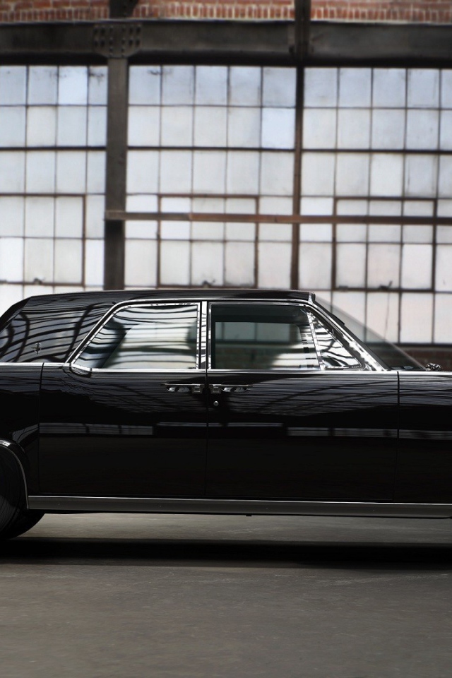 Красивый автомобиль Lincoln Continental