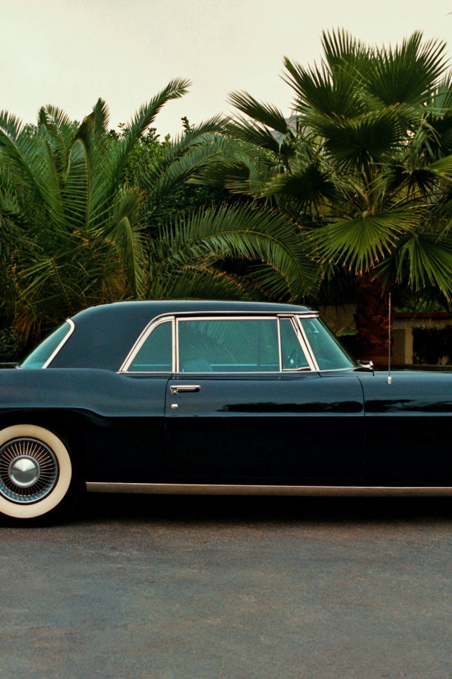 Красивый автомобиль Lincoln Continental в Москве