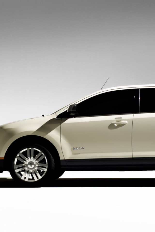 Красивый автомобиль Lincoln MKX в Москве