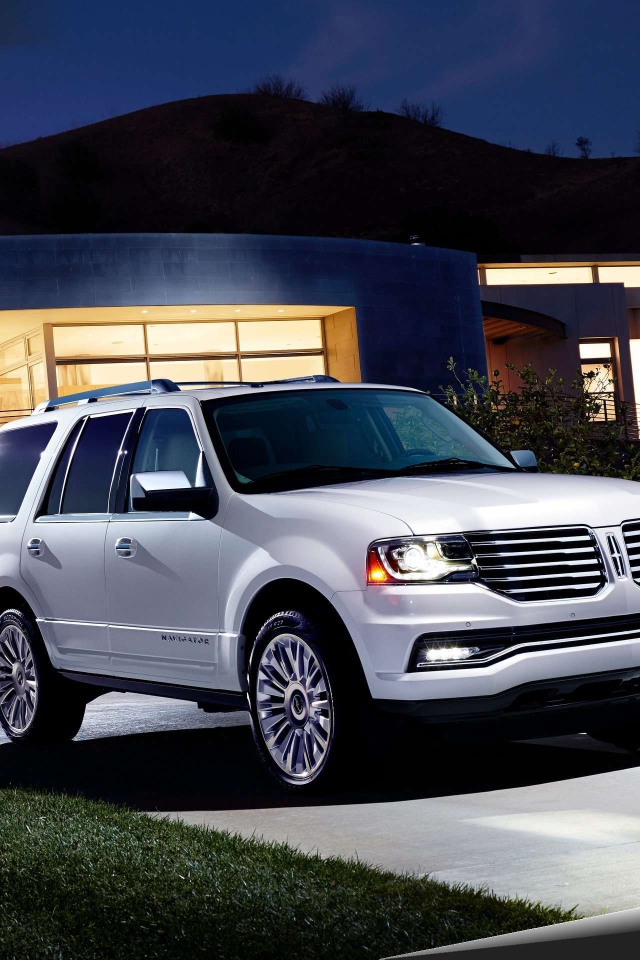 Красивый автомобиль Lincoln Navigator 2015
