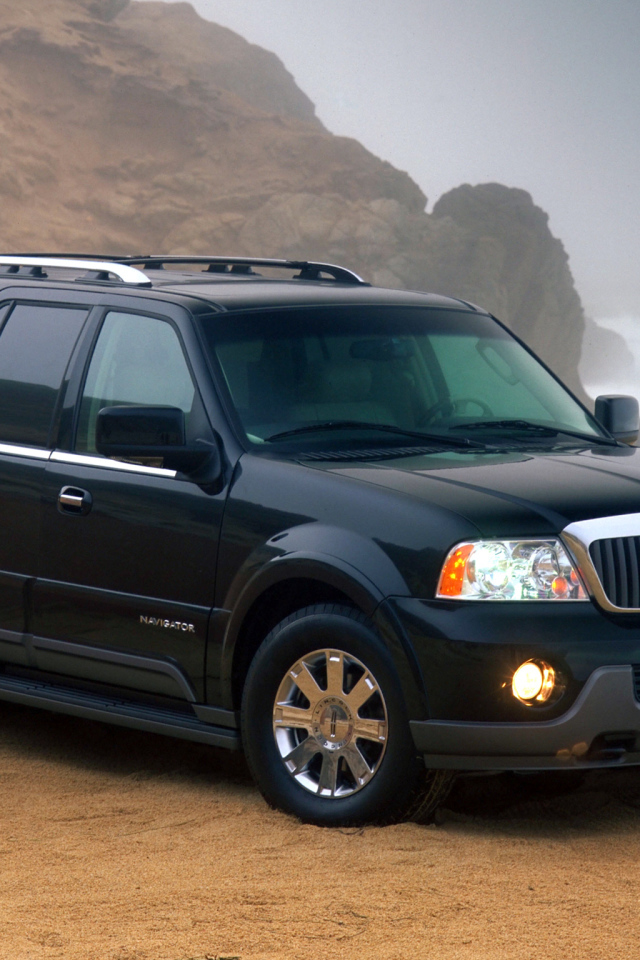 Красивый автомобиль Lincoln Navigator в Москве