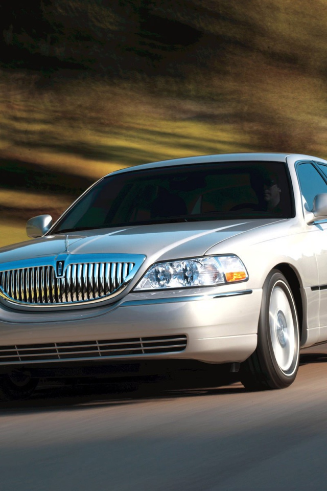 Красивый автомобиль Lincoln Town Car