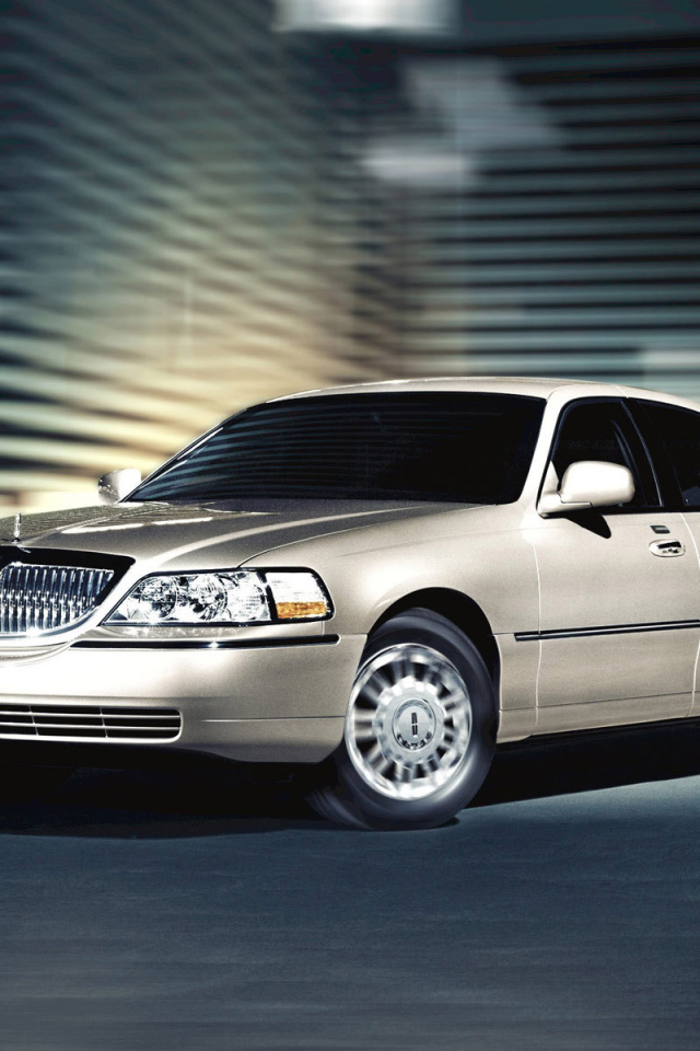 Автомобиль Lincoln Town Car на дороге