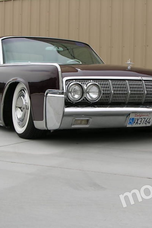 Автомобиль марки Lincoln модели Continental