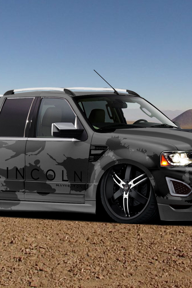 Автомобиль марки Lincoln модели Navigator 2014