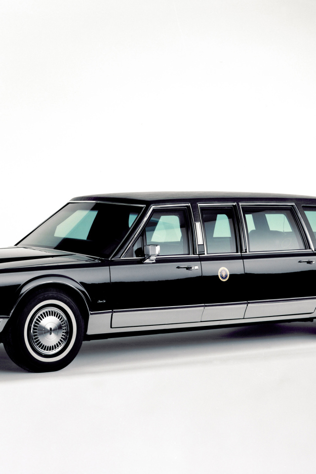 Автомобиль марки Lincoln модели Town Car