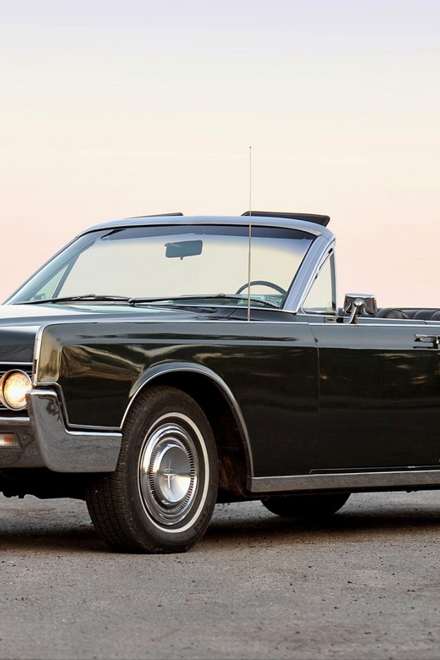 Автомобиль Lincoln Continental на дороге